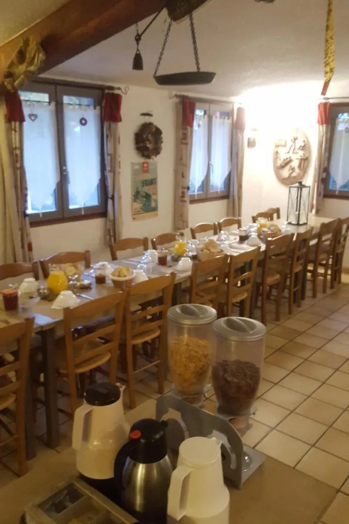 Gîte Auberge Les Terres Blanches de Méolans Auberge de jeunesse